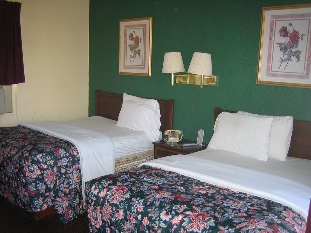 American Inn Sedalia Room photo
